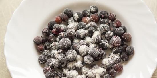 Torta con farina di grano saraceno e ribes nero