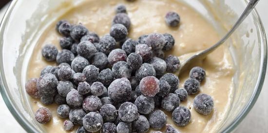 Torta con farina di grano saraceno e ribes nero