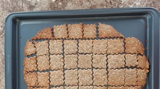 Whole grain crackers with sunflower, flax and sesame seeds (Peter Reinhart)