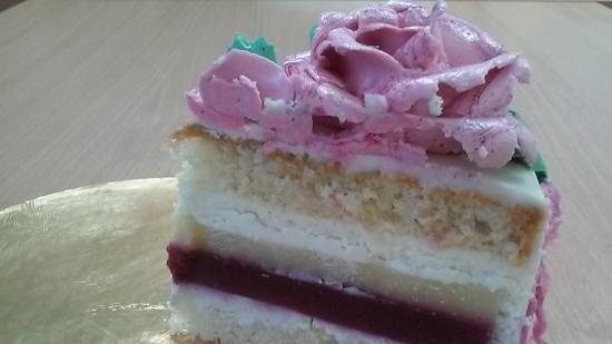 Cake with lemon-blackcurrant layer