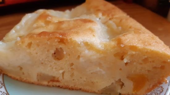 Torta con fragole (frutti di bosco) e salsa alla vaniglia all'interno dell'impasto