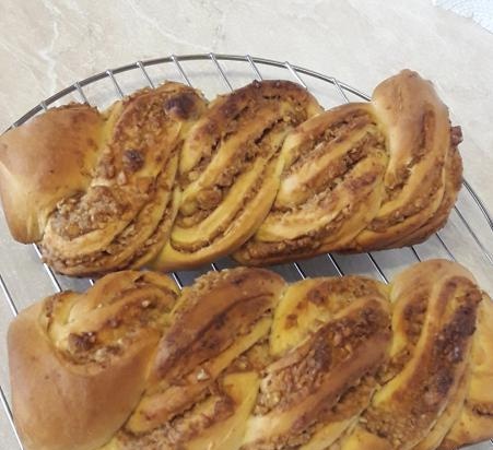 Kranz with boiled condensed milk and walnuts (cold dough)