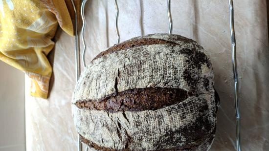 Pane con sesamo e lino su lievito naturale di segale