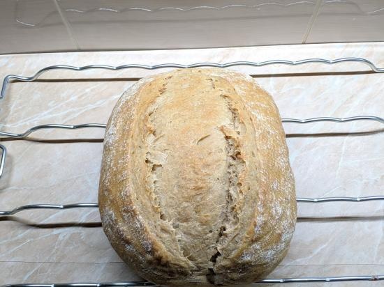 Pane a lievitazione naturale con carta da parati di segale e farina di farro