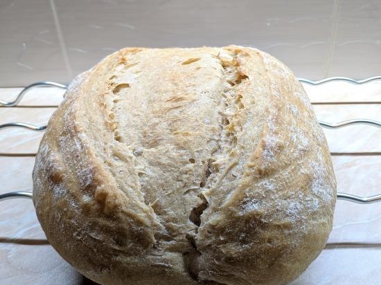 Pane a lievitazione naturale con carta da parati di segale e farina di farro