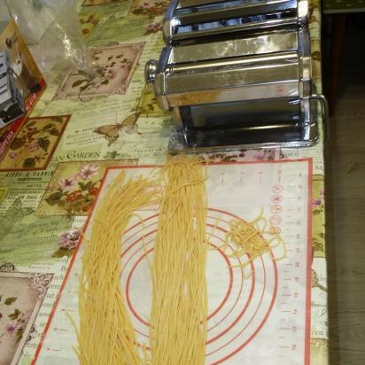 Sfogliatrici per pasta-tagliatelle (selezione del modello, caratteristiche, recensioni)