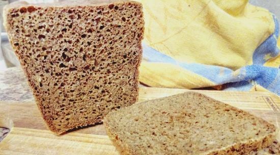 Pane di segale fatto in casa classico in una macchina per il pane