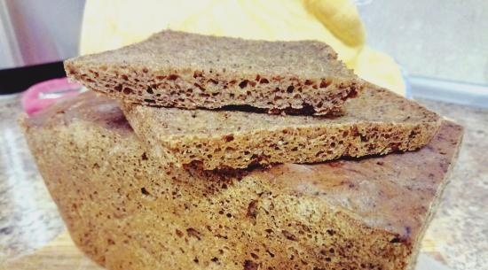 Pane di segale fatto in casa classico in una macchina per il pane