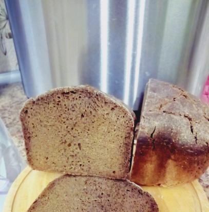 Pane di segale a lievitazione naturale in una macchina per il pane