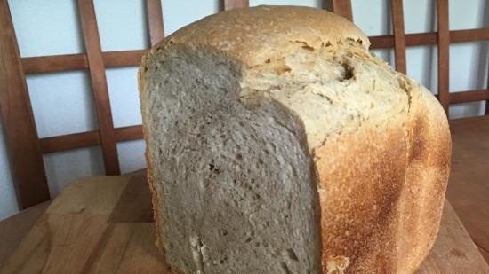 Sourdough na tinapay na gawa sa 1 grade harina (sa isang gumagawa ng tinapay)