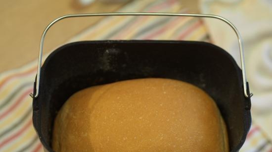 Pan de trigo sobre kéfir con huevo en una panificadora