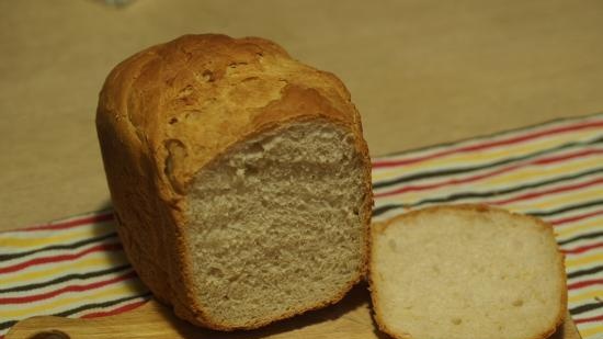 Pan de trigo sobre kéfir con huevo en una panificadora