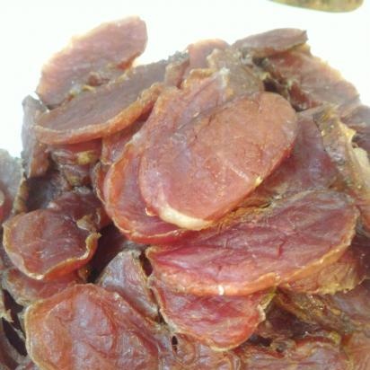 Chips de carne de solomillo de cerdo en una secadora eléctrica