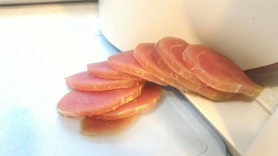 Chips de carne de solomillo de cerdo en una secadora eléctrica