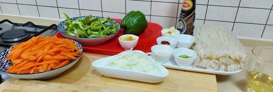 Fideos de arroz al estilo asiático con verduras y ternera en caldero de hierro fundido (+ video)