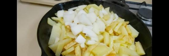 Aardappelen gebakken in een gietijzeren pan (+ video)