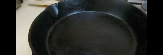 Mga patatas na pinirito sa isang cast iron pan (+ video)