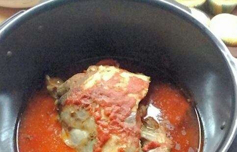 Agnello in umido con pomodori in un multicooker Panasonic