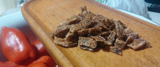 Ang paminta ng kampanilya ay pinalamanan ng nilagang gulay, adobo