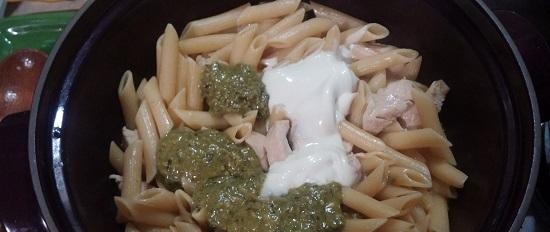 Una pentola: pasta cremosa di pollo con pesto, spinaci, pomodori secchi