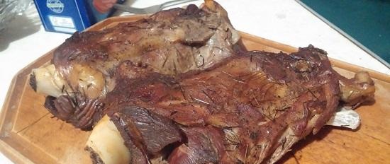 Carne di maiale in griglia cotta nel fieno