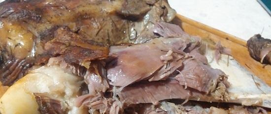 Carne di maiale in griglia cotta nel fieno