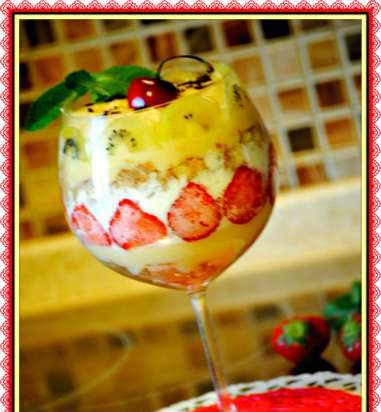 Trifle with strawberries and kiwi