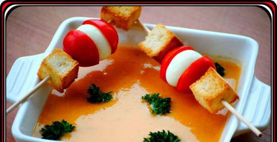 Sopa fría de puré de calabacín y tomate