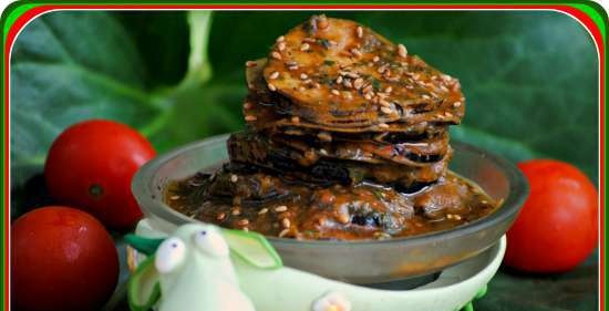 Snel ingelegde aubergines in een pittige tomatensaus