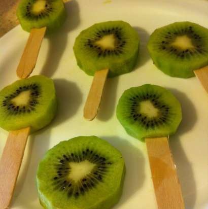 Bevroren kiwi en bananen in chocolade