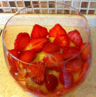 Trifle with strawberries and kiwi