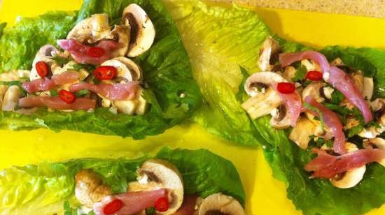 Envelopes of salad with champignons and chicken fillet