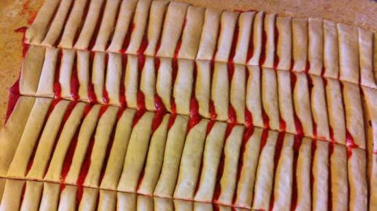 Puff strips with lingonberry-banana filling