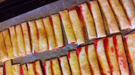 Puff strips with lingonberry-banana filling