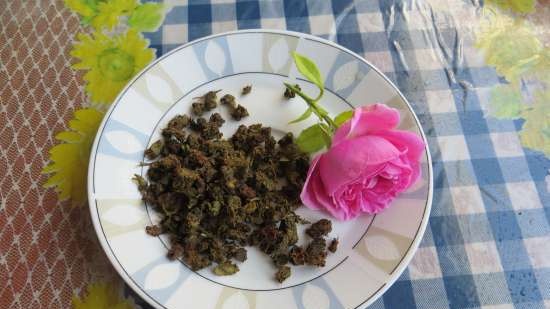 Tè fermentato a base di foglie di giardino e piante selvatiche (master class)