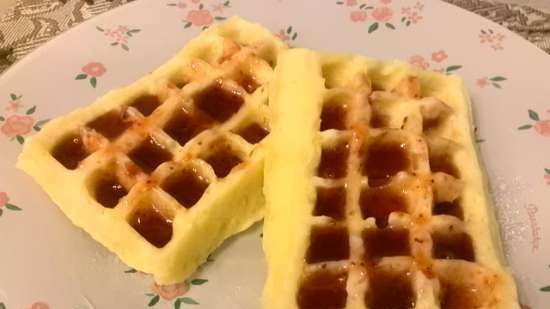 Ang mga keso sa waffle ng keso na may yogurt at jam sa microwave