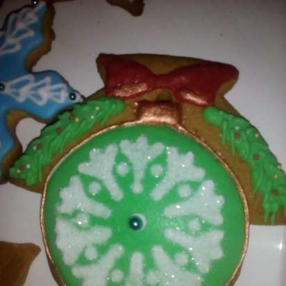 We decorate gingerbread cookies, cookies