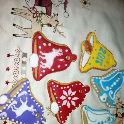 We decorate gingerbread cookies, cookies