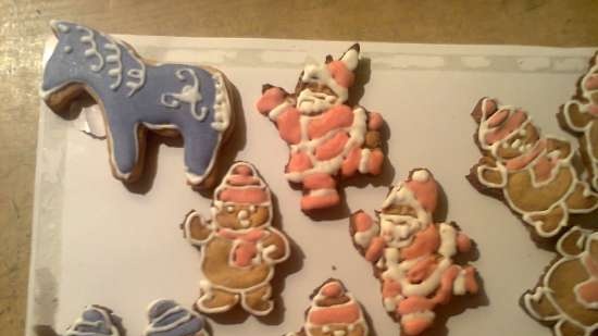 We decorate gingerbread cookies, cookies