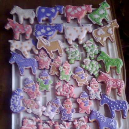 We decorate gingerbread cookies, cookies