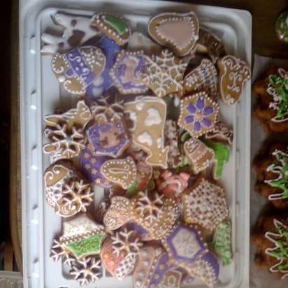 We decorate gingerbread cookies, cookies