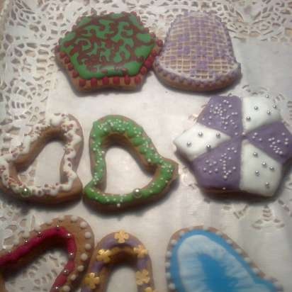 We decorate gingerbread cookies, cookies