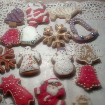 We decorate gingerbread cookies, cookies