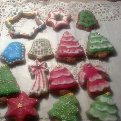 We decorate gingerbread cookies, cookies