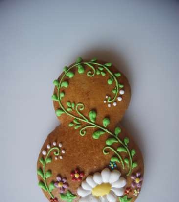 We decorate gingerbread cookies, cookies