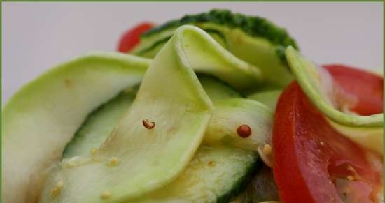 Insalata estiva con zucchine giovani