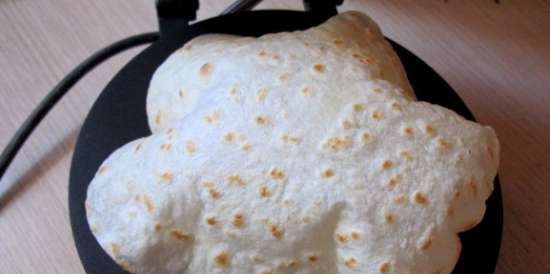 Tortillas mexicanas (tortillas) en una sartén y en la Tortilla Maker por lu_estrada