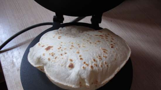 Tortillas mexicanas (tortillas) en una sartén y en la Tortilla Maker por lu_estrada