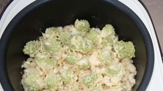 Cavolo cappuccio romanesco (o cavolfiore) e spirali di semola di grano duro con formaggio in Bork U700