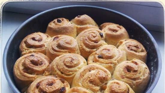 Cottage cheese buns with raisins and cinnamon